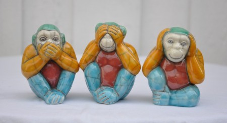 Tri vise apekattar, keramikk.