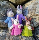Harepus, familie, 4 harar i sine finklede  thumbnail