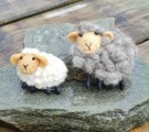 Lam med nål, krulla ull thumbnail