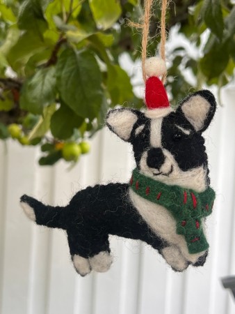 Julehund, julepynt, hund med nissehuve
